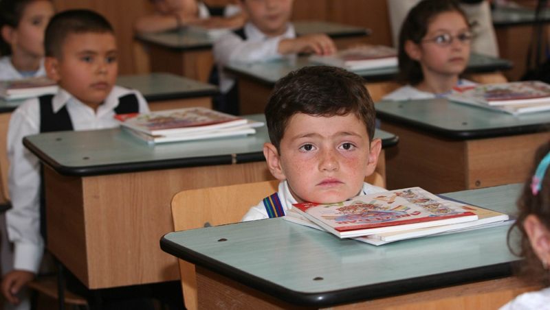 Un elev de clasa I a primit următoarea temă la matematică: Tu ştii să rezolvi problemele astea?