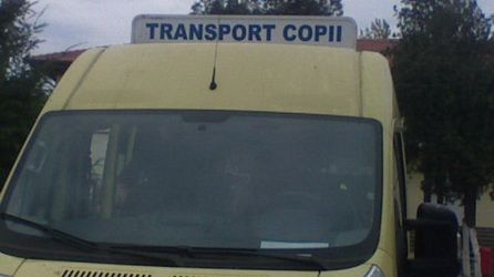 Șocant! O fetiţă a rămas inconștientă, după ce a căzut din microbuzul școlar aflat în mers