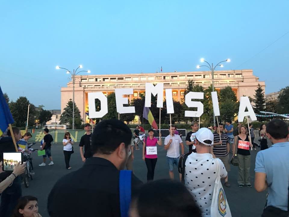 Protest în P. Victoriei. 300 de susţinători ai proiectului Roşia Montană, la Guvern. 200, la Cluj