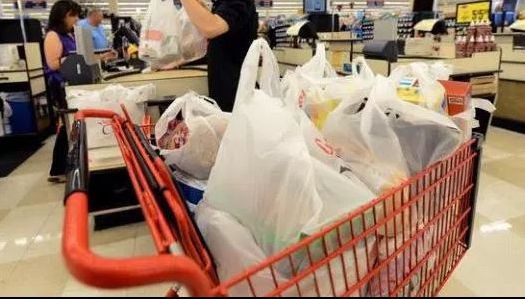 România interzice pungile din plastic