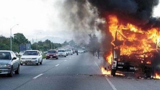 Un tir încărcat cu baloți de paie a luat foc pe Autostrada București - Pitești