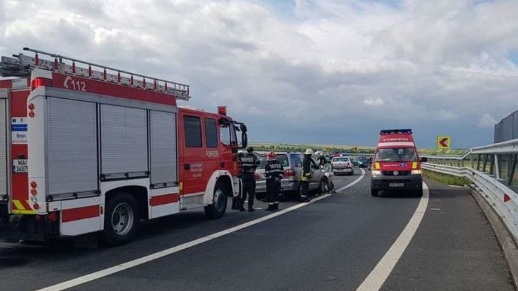 Accident pe Autostrada A1. Un poliţist, în stare gravă după ce a fost acroşat de un TIR 