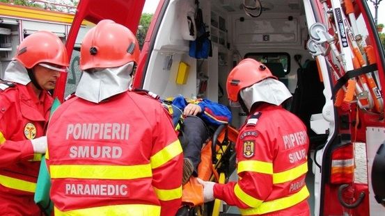Accident înfiorător! Un bărbat a fost prins sub un stâlp retezat de o betonieră