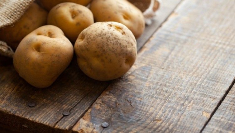 Sucul de cartof crud, perfect pentru frumuseţea ta