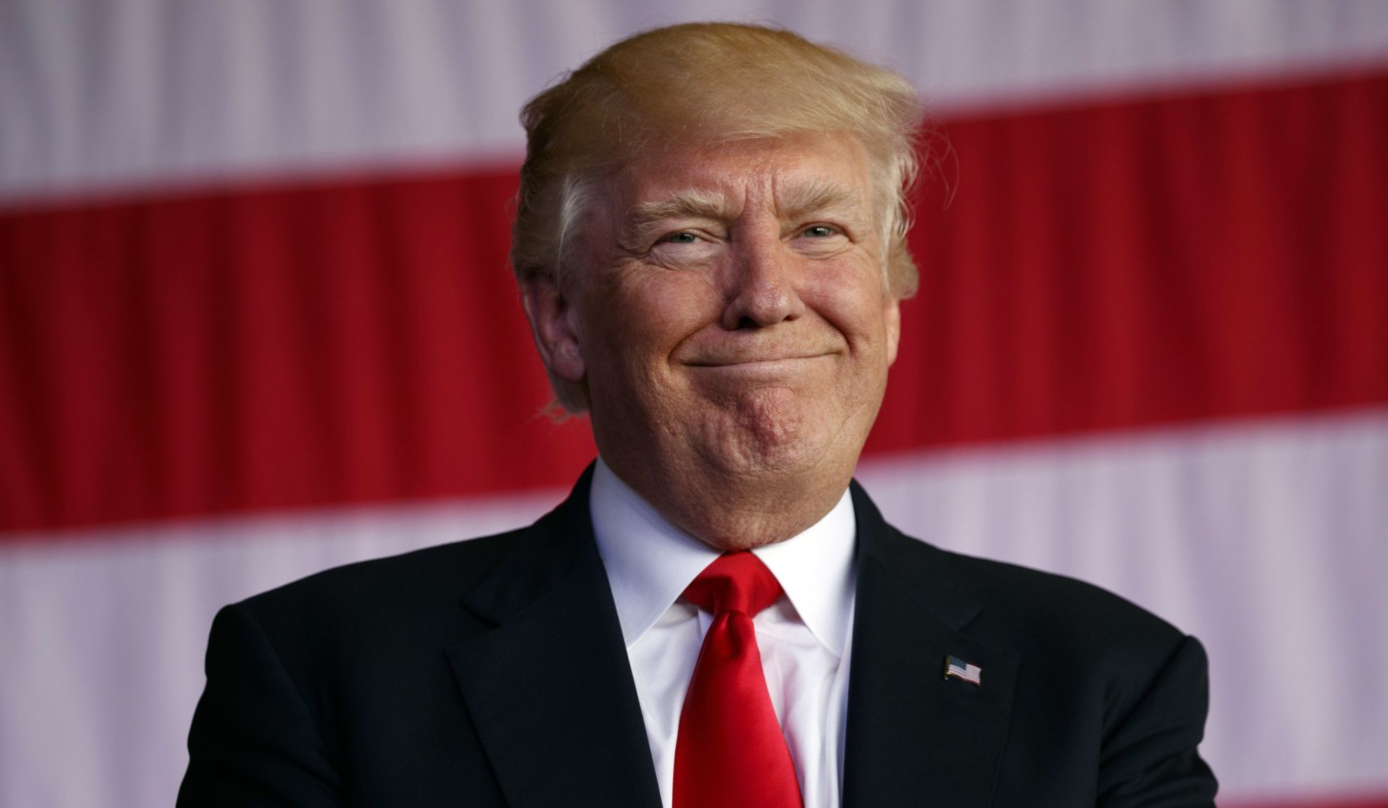 Un polițist care îl escrota pe Trump a căzut de pe motocicletă și a fost lăsat să zacă în agonie