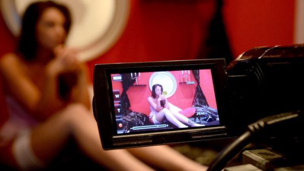 Suma incredibilă pe care o videochatistă a „uitat” să o declare la fisc. Cum a prins-o Antifrauda