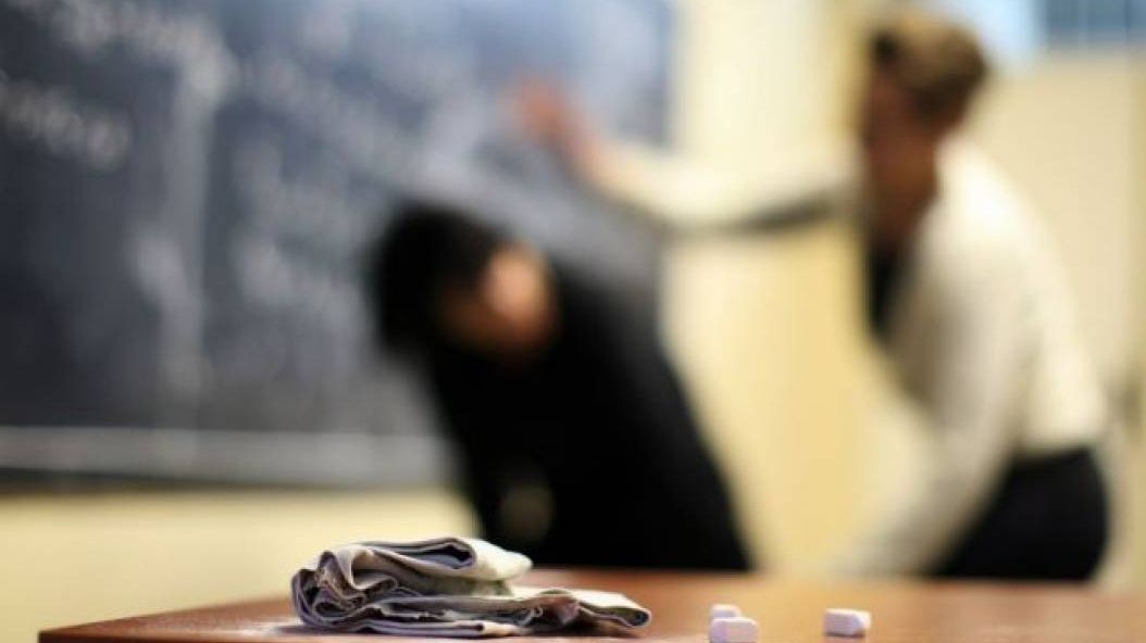 Caz șocant în Rovinari! Elev premiant, bătut de profesor pe holurile școlii