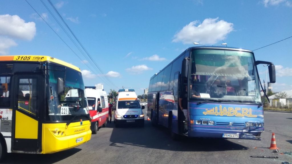 Autocar cu 50 de persoane implicat într-un accident, la Ploieşti. O femeie se află în comă