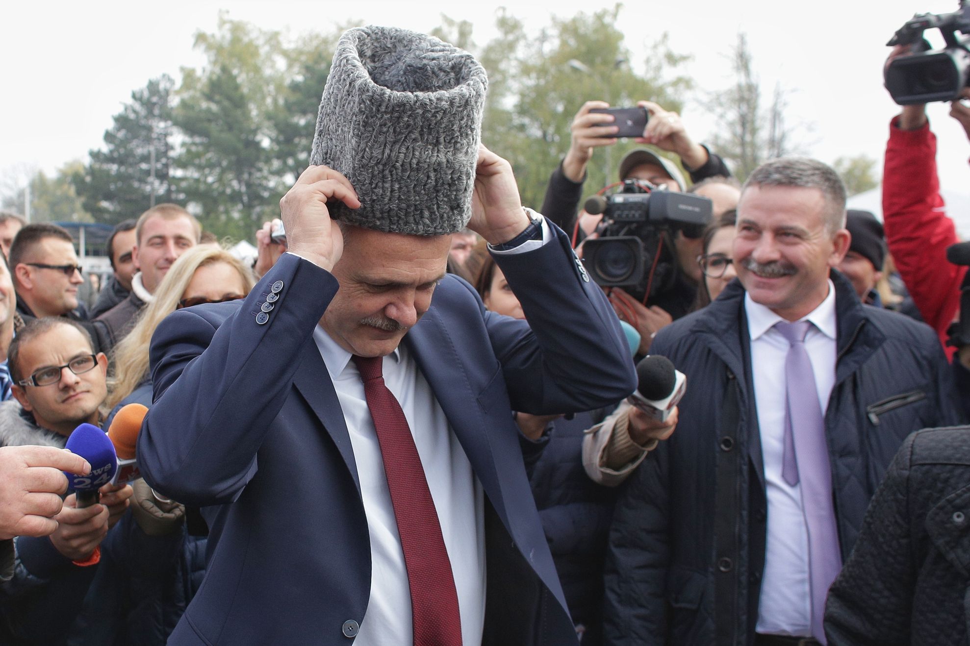 Aventurile lui Dragnea, la Indagra, cu Daea. A probat căciuli de oi şi a testat o bâtă de ciobani 
