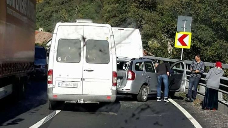 Patru maşini, implicate într-un carambol pe Valea Oltului