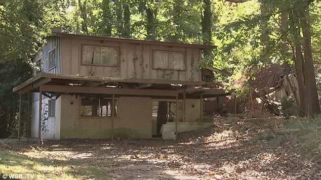 Ce a descoperit un om fără adăpost într-o casă părăsită. Când a deschis ușa, a avut un ȘOC!