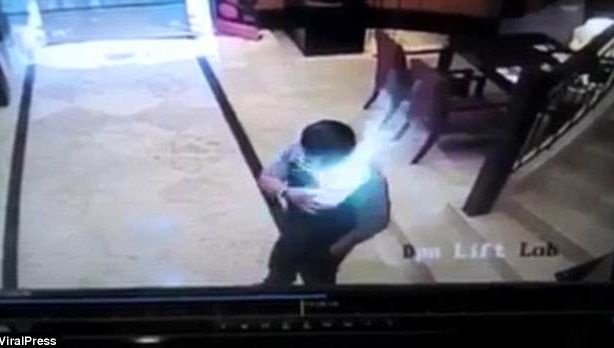 Momentul șocant în care un telefon explodează în buzunarul unui bărbat! A fost cuprins de FLĂCĂRI