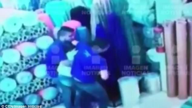 Crimă îngrozitoare într-un magazin! Și-au ucis șefa cu sânge rece, pentru că le-a spus ce să facă