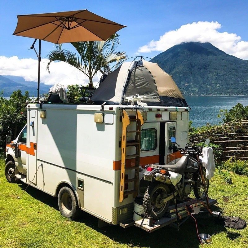 A cumpărat o ambulanţă şi i-a adus modificări. Cum arată acum casa pe roţi