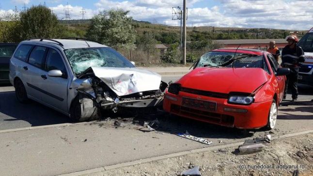 Accident grav cu trei maşini implicate, în Alba: Nouă victime, transportate la spital