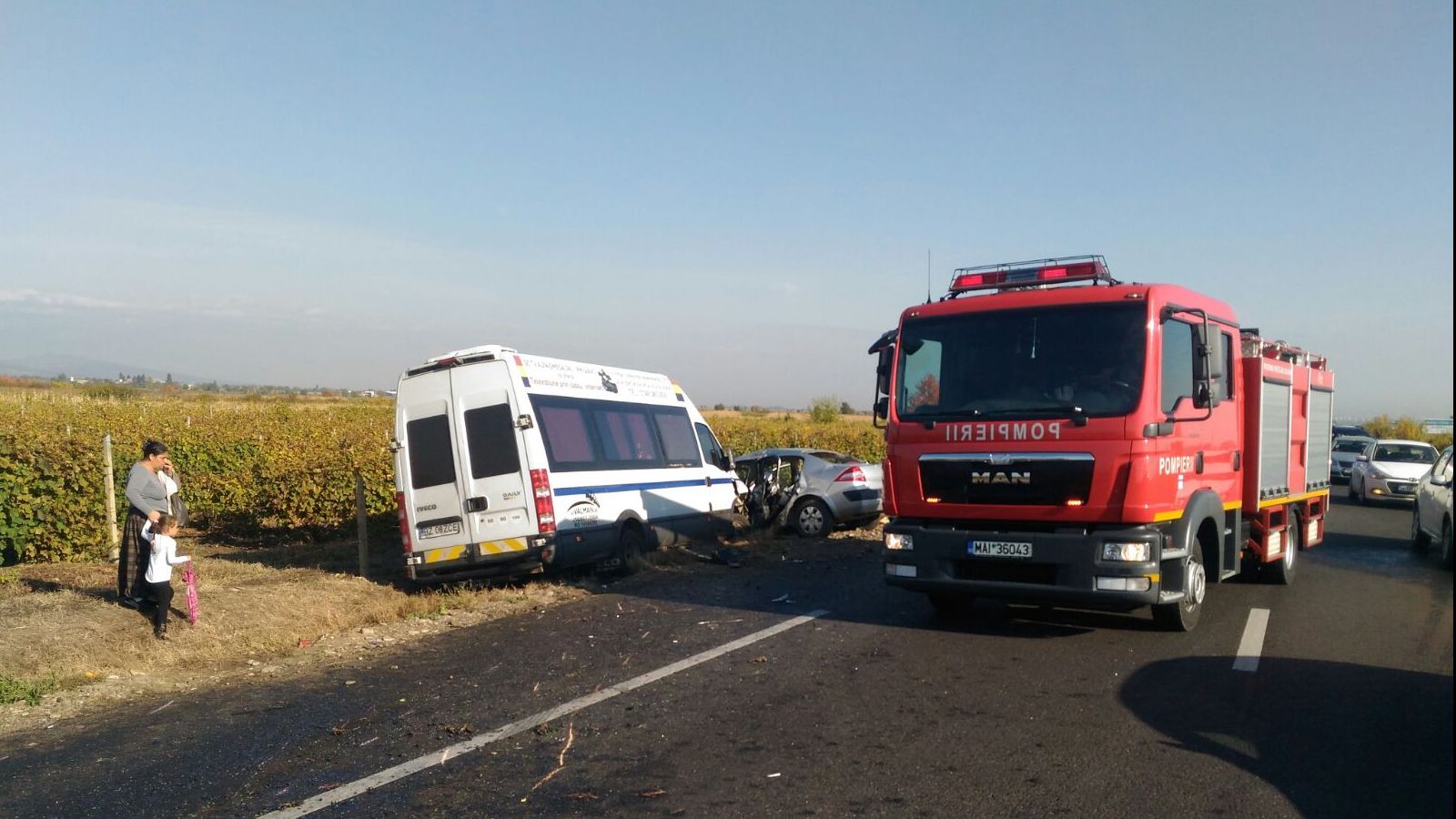 Microbuz plin cu pelerini, LOVIT frontal de o maşină, în Vrancea