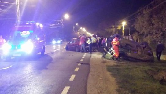 Mașină răsturnată într-un accident rutier. Un bebeluș și mama sa au ajuns la spital 