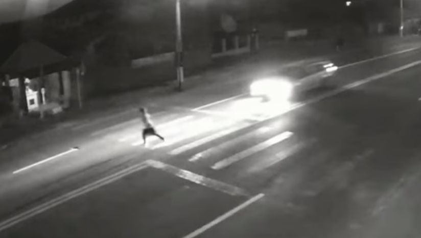 Tânără spulberată pe trecerea de pietoni! Atenție, imagini cu impact emoțional 