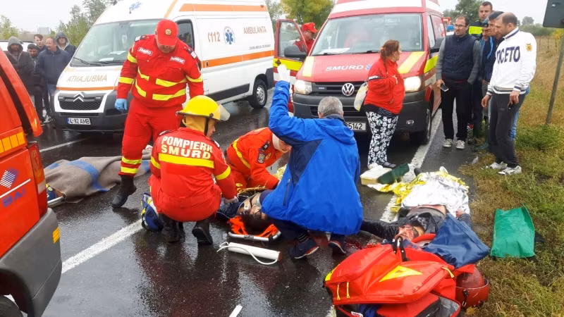 Accident în lanț pe DN 2, cu patru mașini implicate: Un mort și 14 răniți 
