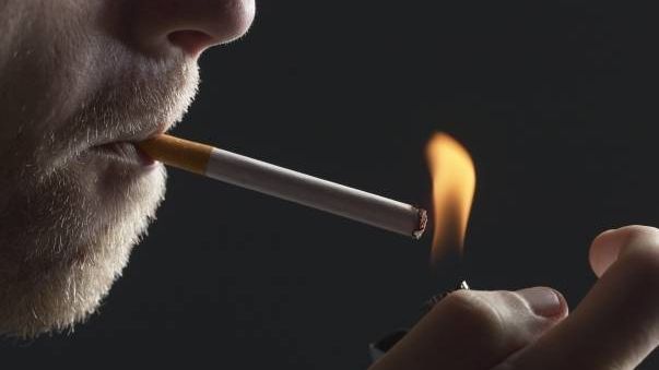 Ești fumător? Aceste trei alimente elimină nicotina din corp 