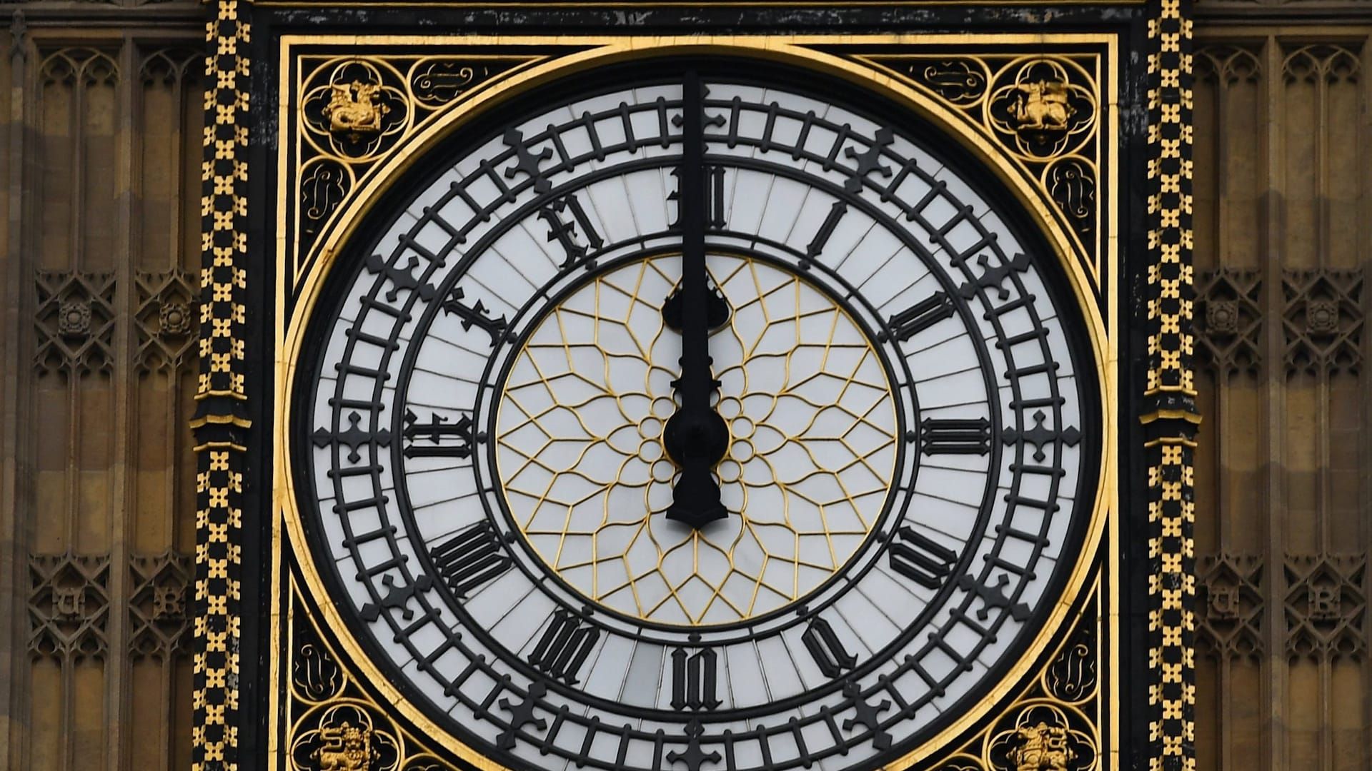 Big Ben rupe tăcerea, sporadic și cu erori