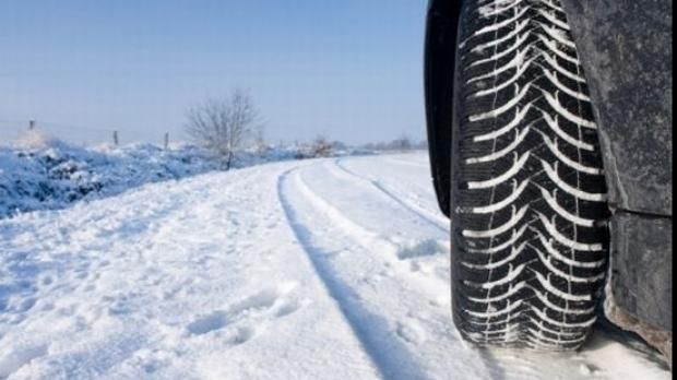 Când trebuie să treci la CAUCIUCURILE DE IARNĂ? Amenzi usturătoare pentru şoferii care nu fac asta 