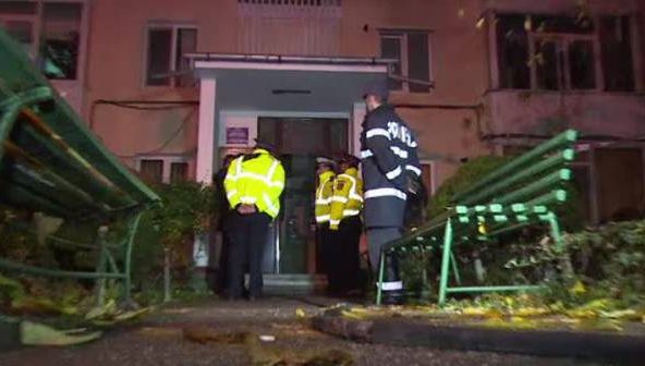 Incident șocant! Un bărbat s-a prăbuşit în gol de la etaj, dar ipoteza polițiștilor este uluitoare