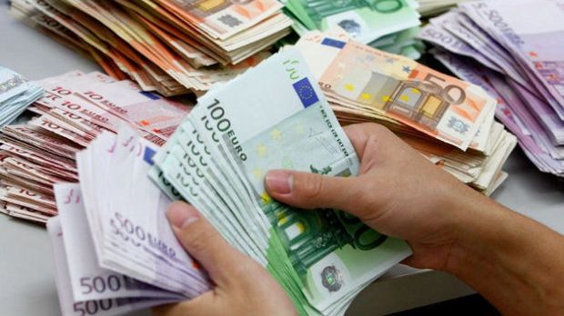O femeie a aruncat la gunoi 9000 de euro. Concubinul ei a alertat Poliţia