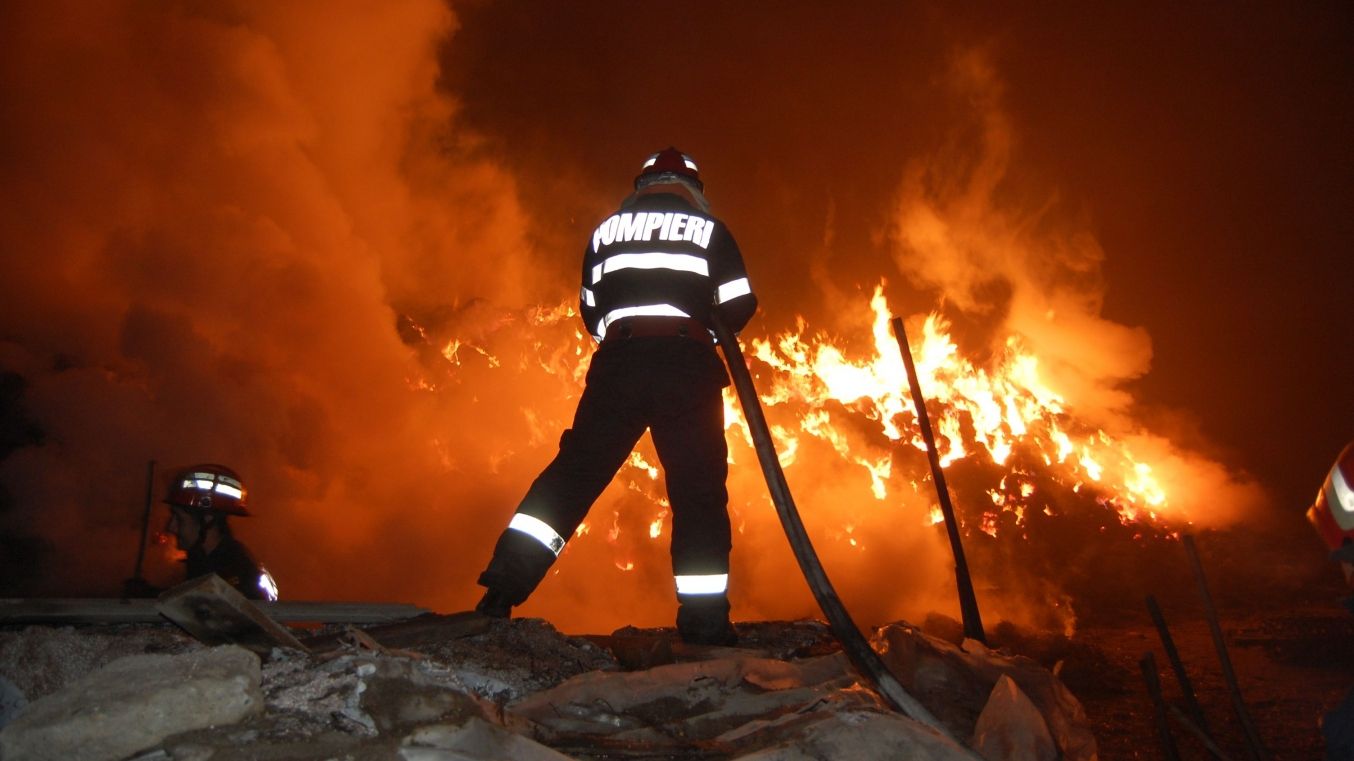 INCENDIU puternic la o biserică din Ialomița