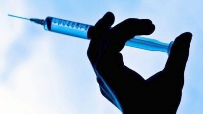 Moarte suspectă! Un medic, găsit mort în maşina de serviciu cu o seringă înfiptă în inimă