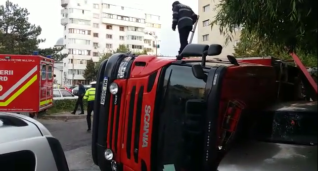O autospecială ISU Argeș s-a răsturnat într-un sens giratoriu și a avariat două mașini