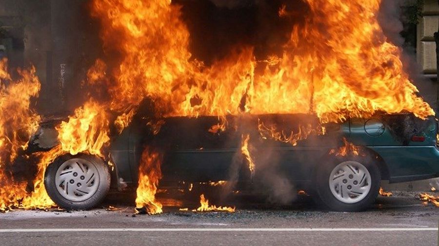 Maşina unei jurnaliste a fost incendiată în faţa casei acesteia