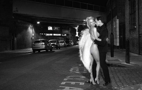 Pamela Anderson a pozat nud 