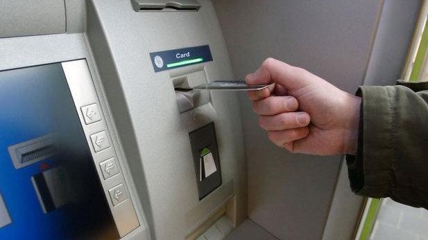 O țară europeană începe să scoată din uz bancomatele clasice