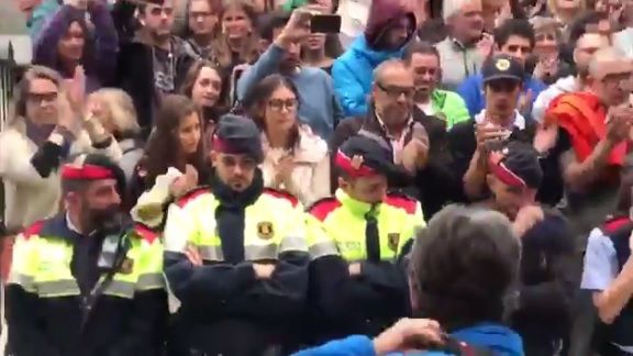 Moment emoţionant. Un poliţist catalan izbucneşte în lacrimi în timp ce apără votanţii. Ce a urmat