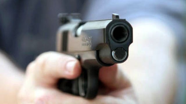 Un bărbat, împuşcat mortal de un poliţist