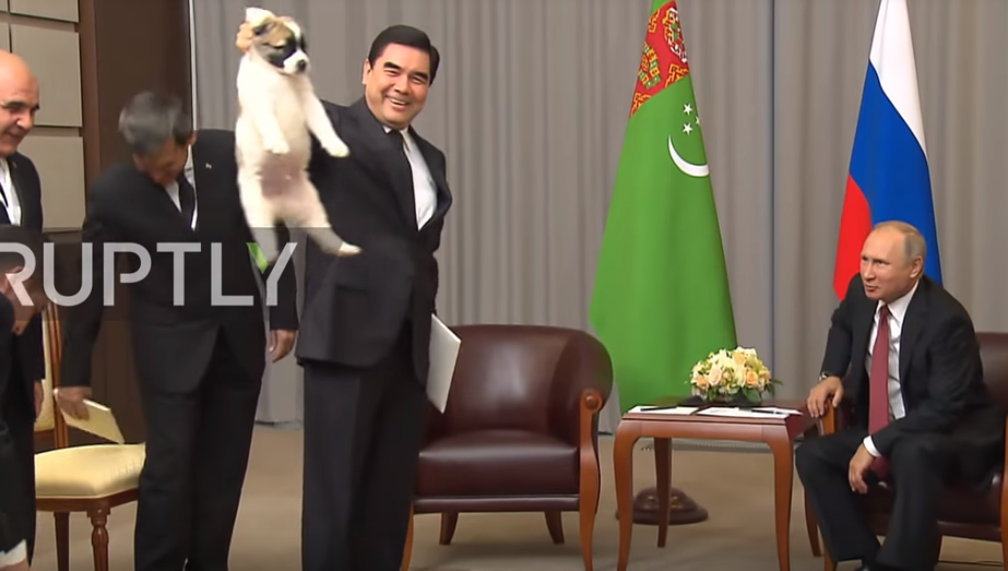 Imagini neaşteptate. Vladimir Putin, suflet sensibil. A mai primit cadou un câine
