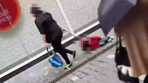 Imagini scandaloase! Femeie filmată târându-şi propriul copil cu lesa, pe stradă