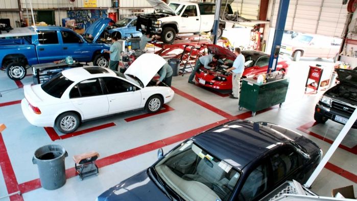 Atenţie, şoferi! Ce trebuie să faceţi înainte de a lăsa maşina într-un SERVICE
