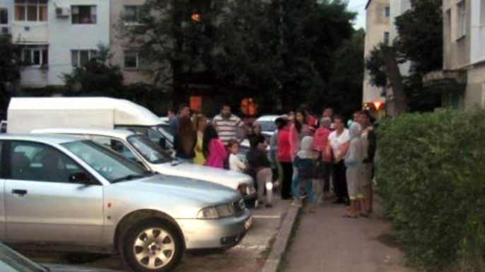 A așteptat ca soțul ei să plece de acasă, apoi s-a aruncat de la etajul III. Motivul este tulburător