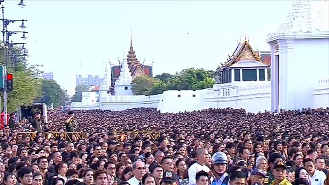 Thailandezii și-au înmormântat regele