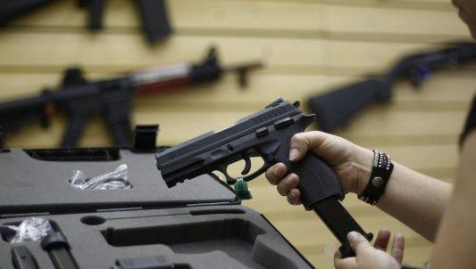 Atac în Las Vegas. Graficele care arată cât de obsedați sunt americanii de arme