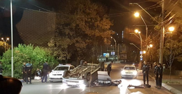 Urmărire  ca-n filme. Focuri de armă pe străzile capitalei. În mașina răsturnată s-au găsit droguri