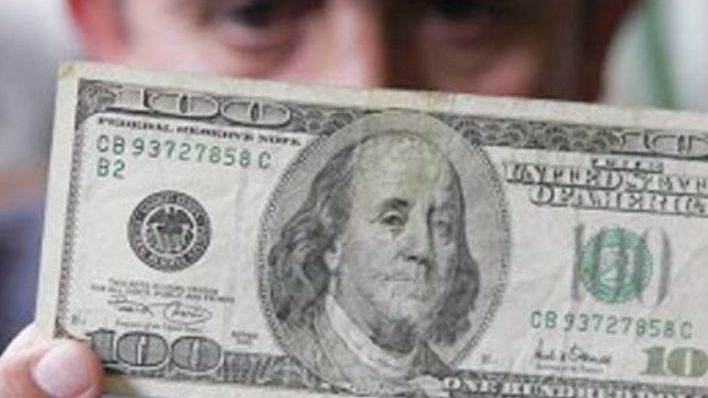 I-a dat 100 de dolari unui om al străzii și l-a urmărit. E ireal ce a văzut