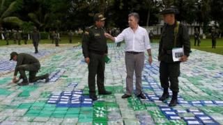 Pachetele de cocaină de pe Marea Neagră, temă de bancuri online