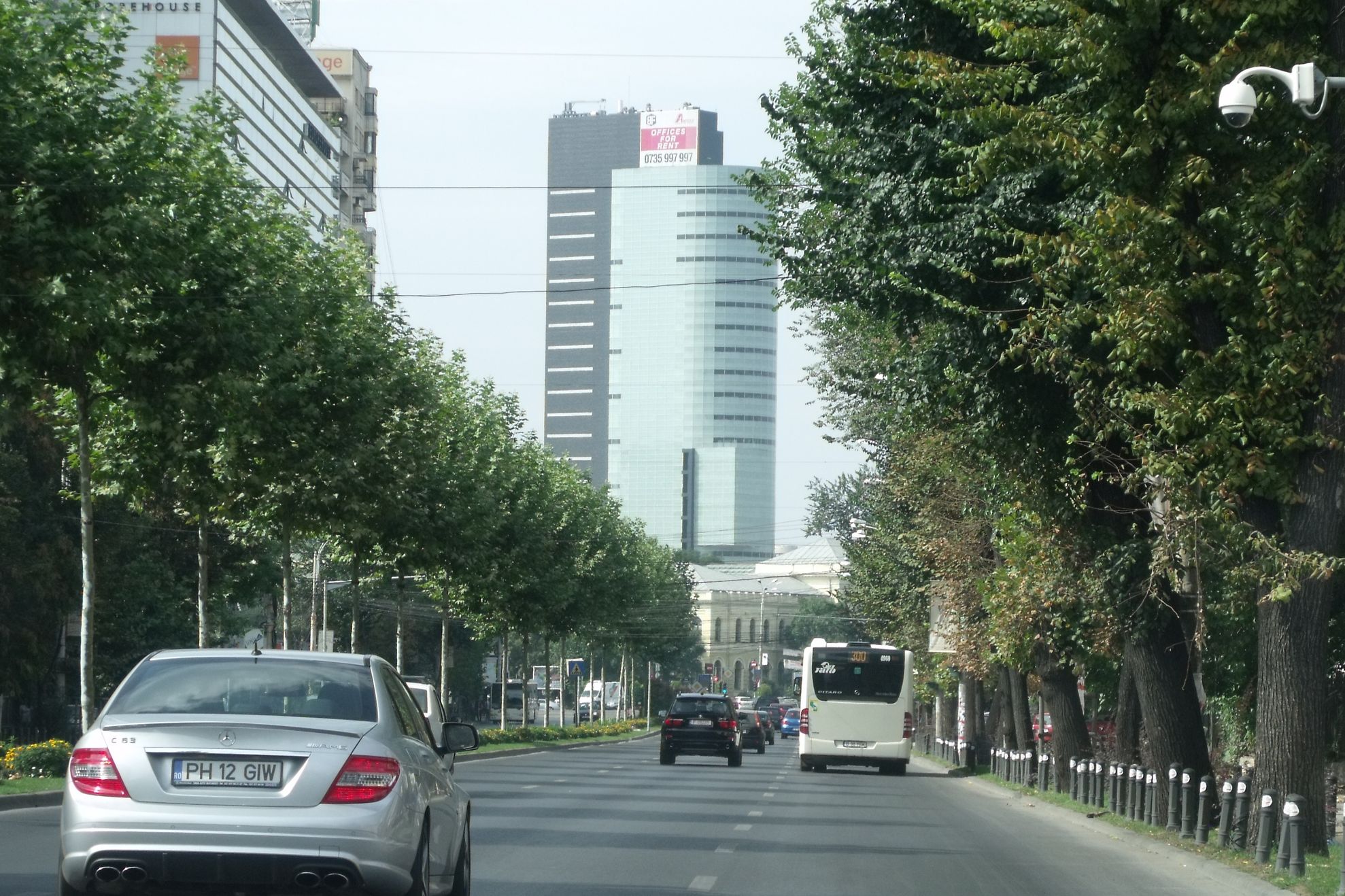 Accident în centrul Bucureştiului, între Romană şi Victoriei: un motociclist a acroşat un taxi