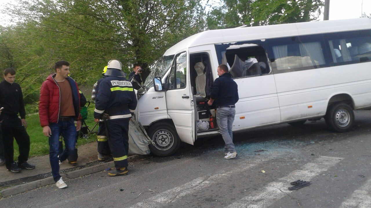 Accident teribil în care a fost implicat un microbuz