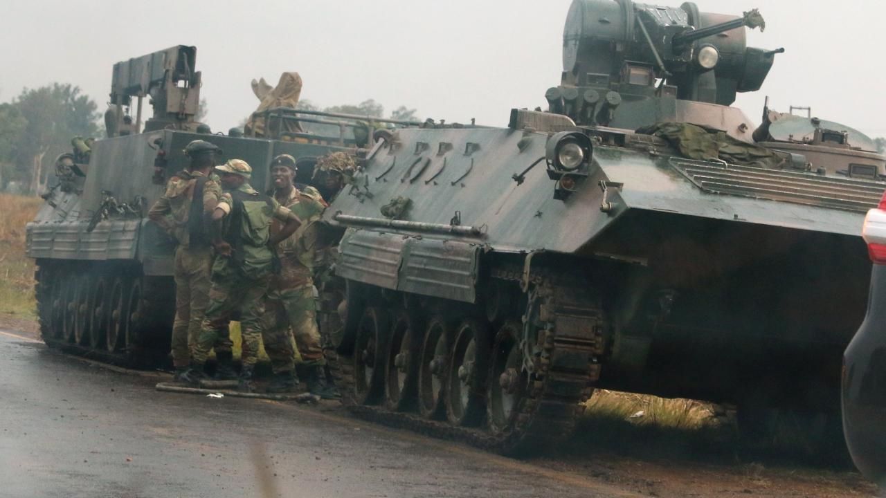 Armata a preluat controlul în Zimbabwe. Dictatorul Robert Mugabe, înlăturat de la putere