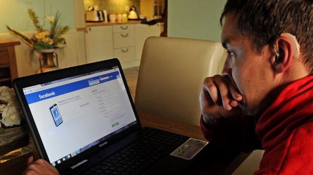 A accesat ILEGAL contul de Facebook al iubitei sale și a intrat în închisoare. Ce pedeapsă a primit