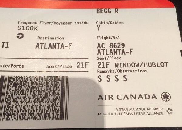 Ai acest cod de patru litere pe biletul de avion? Atunci s-ar putea să ai probleme